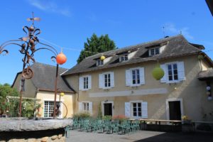 Cour de l'auberge du coq en pâte