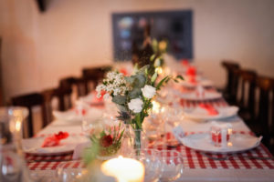 Tables fleuries dans la salle du coq en pâte