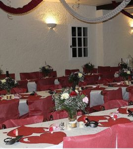 Tables dressées dans la salle du coq en pâte