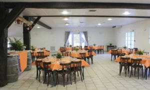 Tables dressées dans la salle du coq en pâte