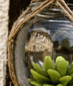 Reflet du Coq en pâte dans un élément de décoration extérieure.