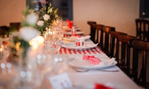 Tables dressées dans la salle du coq en pâte