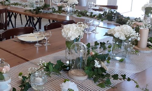 Tables dressées pour mariage dans la salle du coq en pâte